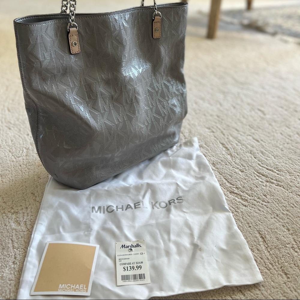 Michael Kors Patent Monogram tote bag in grey 🤍